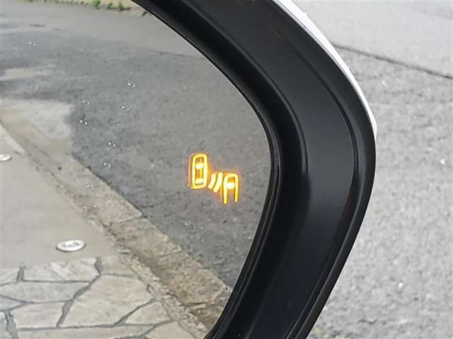 {ブラインドスポットモニター｝隣の車線を走る車両をレーダーで検知し、ドアミラーに搭載されたLEDインジケーターが点灯し注意を喚起してくれます。