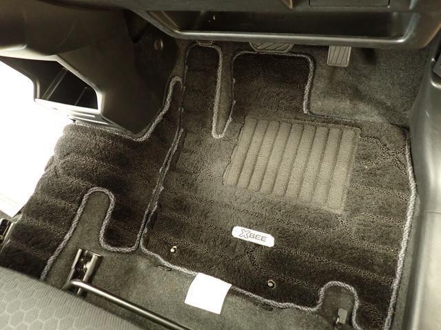 足元にフロアマットを装着しています。水分を吸収してくれるので、雨の日でも滑りにくいです☆