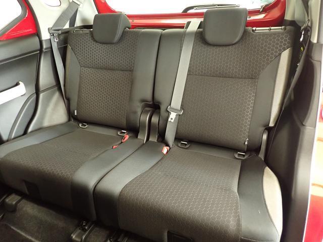 リヤシートも3点シートベルトを採用しています。身体をしっかり支えます。