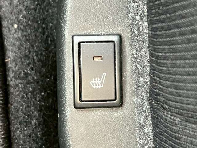 【シートヒーター】シートヒーターはエアコンよりも温まるのが早いので冬場の運転には必須ですね♪