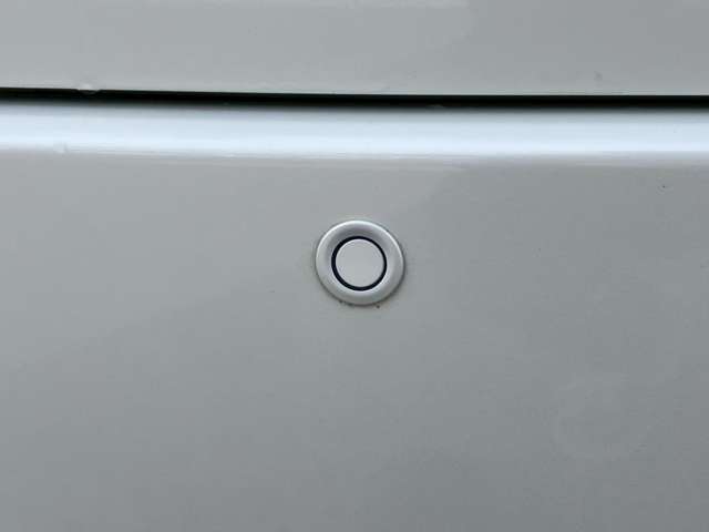 【障害物センサー】車両自体が障害物を認識することが出来るので、駐車の際などに停まっている車両への追突や接触を防ぐ可能性が高まり安全性もバッチリの装備です♪