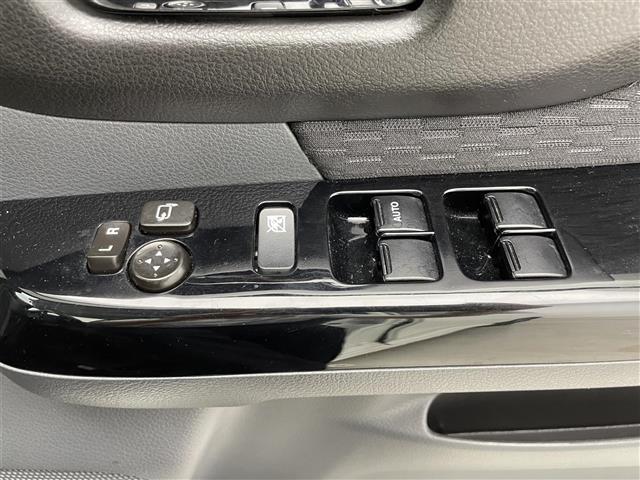 こちら窓のスイッチ類の写真になります。結構汚れる箇所ですが、各部しっかり清掃させていただいており、当店自慢の車です！また、動作等もしっかり確認しておりますので、ご安心してご購入 できます！
