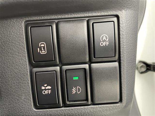 こちら運転席周りの操作部分の写真になります。各部しっかり動作の確認をしておりますので、ご安心だくさい。また、第三者機関の鑑 定書もありますので、そちらも併せて、ご確認いただければ幸いです！