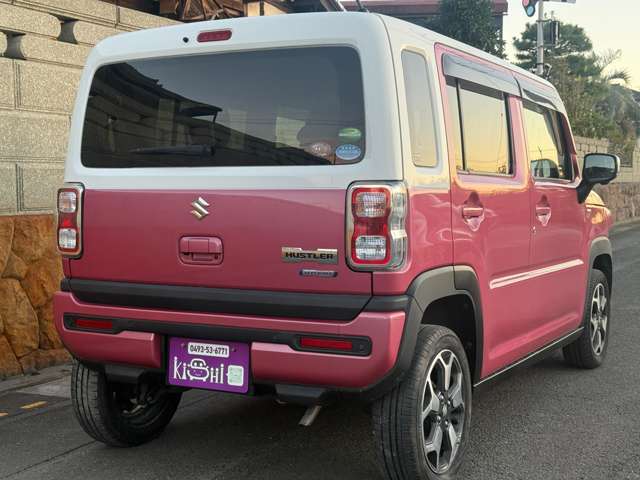 右後側の状態です。ご覧の通り、とてもきれいな状態で、修復歴は一切ありません。目立つ傷や凹みもなく、塗装も色褪せや不具合がなく良好です。