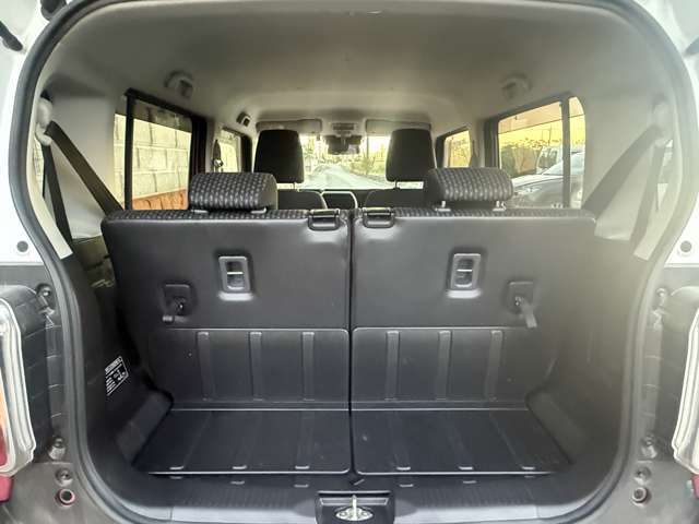 ラゲッジスペースも非常に良好な状態で、目立った汚れや使用感はほとんどありません。きれいなコンディションがしっかりと保たれています。