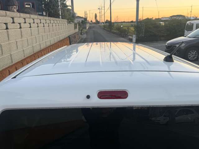 屋根の状態です。ご覧の通り、とてもきれいな状態で、修復歴は一切ありません。目立つ傷や凹みもなく、塗装も色褪せや不具合がなく良好です。