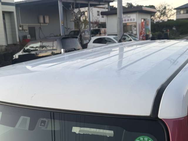 屋根の状態です。ご覧の通り、とてもきれいな状態で、修復歴は一切ありません。目立つ傷や凹みもなく、塗装も色褪せや不具合がなく良好です。