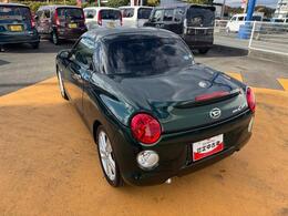 リヤドア・リヤクォーター・バックドアウィンドウにスモークドガラスを採用