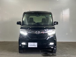 LEDヘッドライトを点灯させた画像です。従来のハロゲンヘッドランプと比べ、省電力、長寿命、大光量のヘッドライトです。より遠くまで明るく照らし、夜間や降雨時などの走行安全性に寄与いたします。