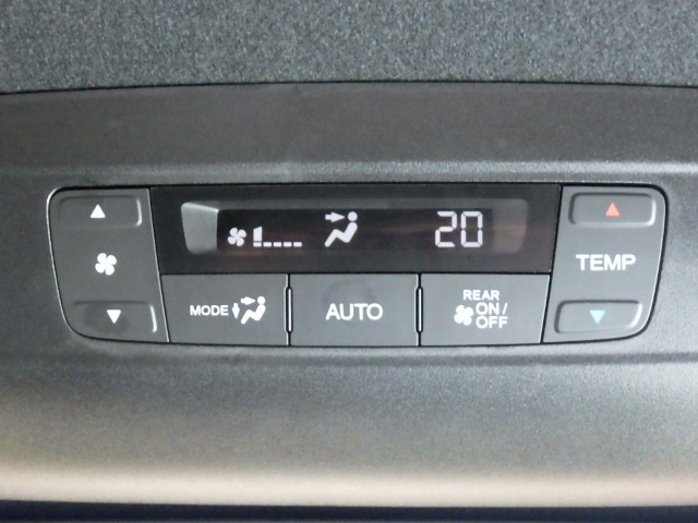 ★Wエアコン★後部座席にもエアコンが搭載されているので車内のみんなが快適 過ごせます(^^♪