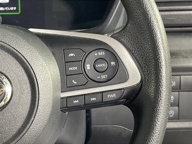 【　アダプティブクルーズコントロール　】設定した車速内で自動で加減速。先行車との車間距離を適切に維持した追従走行が可能です。