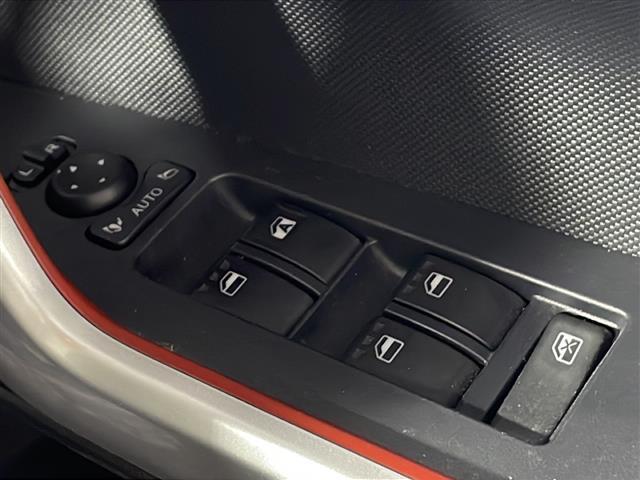 【　電動格納ミラー　】ドライバーの目線に合わせ、ミラーの上下左右調整が可能です。