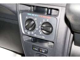 マニュアルエアコン装備のお車です。