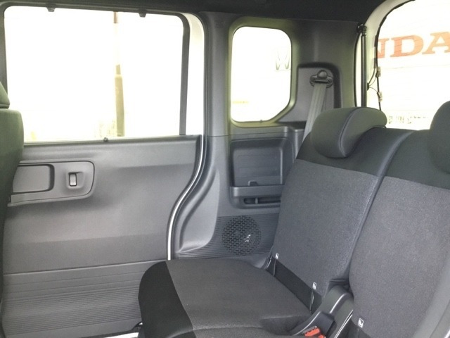 ホンダ独自の技術、センタータンクレイアウトにより、軽自動車とは思えない室内空間です。