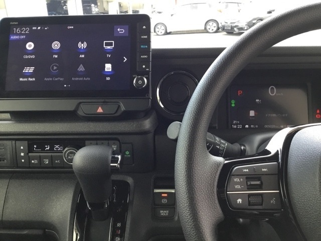 9インチ Honda CONNECTナビ搭載。インターナビシステムの多彩な機能で、ドライビングのさらなる快適を提供します。