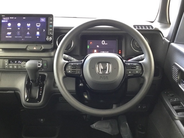 2本スポークのステアリングホイールで、運転席まわりがすっきりして見やすいですよ。