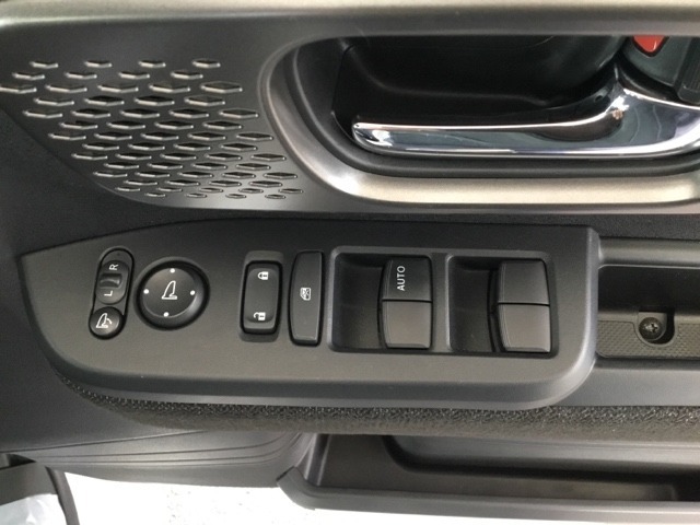 電動格納式リモコンドアミラーと、パワーウィンドウマスタースイッチ等は運転席ドアにあります。