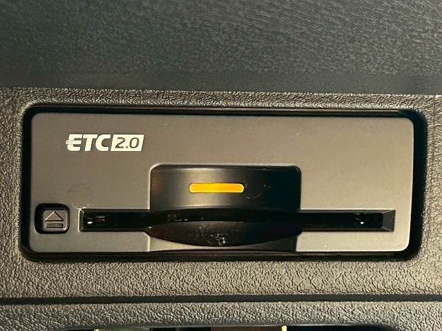 【ETC車載器】を装備しておりますので、ご納車直後からの遠距離ドライブも可能です。土日の利用料金の割引や、朝夕の通行料金を割引料金で高速道路をお楽しみいただけます。