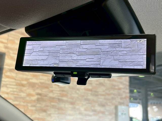 【デジタルインナーミラー】を搭載しております。車両後方のカメラ映像をミラー面に映し出すので、車内の状況や、天候などに影響されずいつでもクリアな後方視界が得られます。