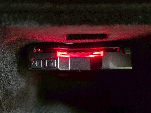 【ビルトインETC】で高速道路もスムーズに乗り降り可能で、ご納車直後からの遠距離ドライブも可能です。