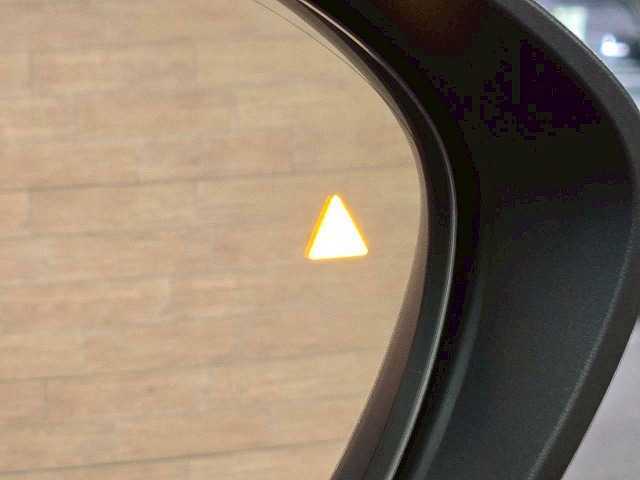 【ブラインドスポットモニター】搭載。隣の車線を走る車両をレーダーで検知し、死角エリアの車両の存在をお知らせします。
