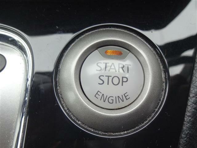 シフトレバー右にあるこのボタン。スマートキーに反応してエンジンのスタート＆ストップができます。