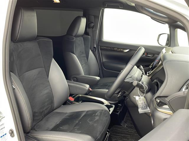 【運転席】座り心地が良いシートなので長時間の運転でも快適にお過ごしいただけます。新品のフロアマットのご注文も可能です。掲載箇所以外にご希望の写真がございましたらお気軽にお問い合わせ下さい。