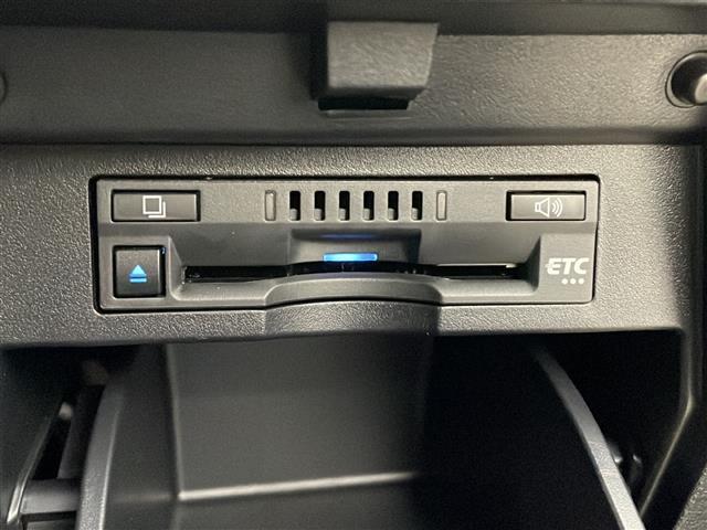 【ETC】有料道路を利用する際に料金所で停止することなく通過できる、ETC車載器（ノンストップ自動料金収受システム機器）が装備されています。セットアップを行うことで利用可能になります。