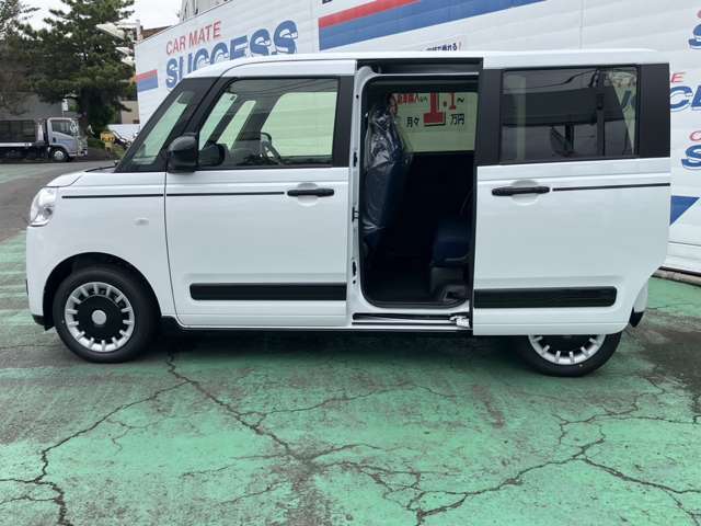 両側電動スライドドアなので、乗り降りしやすいです☆