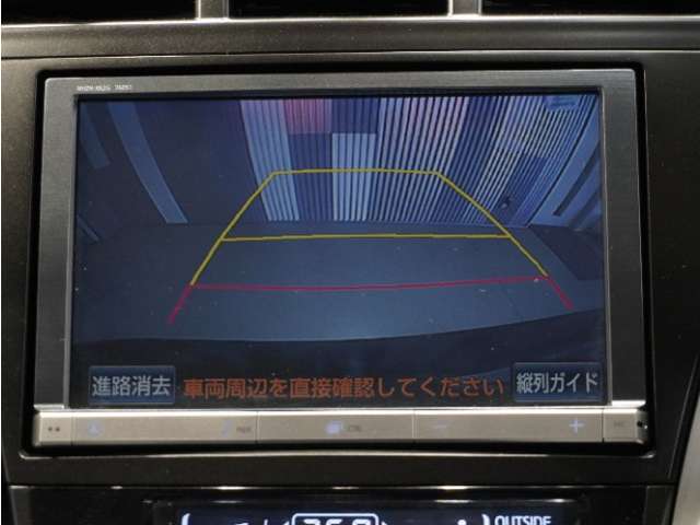 【バックカメラ】の装備で後退時も安心です。リバース連動で画面が切り替わるのでとっても便利です。今や後方確認の必須アイテムですよね。