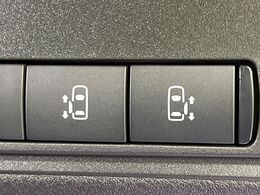 【両側パワースライドドア】スマートキーや運転席のスイッチで後席両側スライドドアの開閉が可能♪電動だから力を入れてドアを開ける必要が無く、小さなお子様でも簡単に開け閉めでき快適です♪