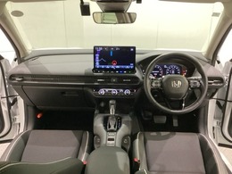 車内は光触媒抗菌消臭施工済です。インパネ周りはスタイリッシュなデザインで機能や装備も充実しています。グローブボックスやカップホルダーのほかにトレーなどたくさんの収納スペースが付いています。
