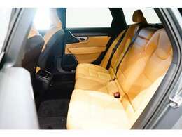 【リアシート】後部座席にもアームレスト及びドリンクホルダーが搭載されます。車内に散らばりがちな小物類をまとめて収納可能なポケットもきちんと設置されております。