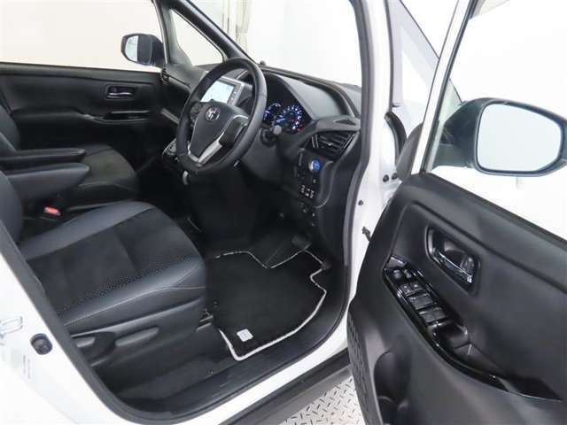 【禁煙車の定義】当店の定義・・・☆タバコ臭くない事☆コゲがない事☆灰皿等の喫煙器具が未使用の事　以上3項目をクリアした場合【禁煙車】と表示します。（現状を表しています。過去の事は、断定できません。）