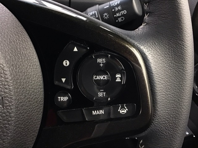 アクセルから足を離しても設定したスピードを保ち走行し、高速道路での疲労軽減に役立つクルーズコントロール付きです！