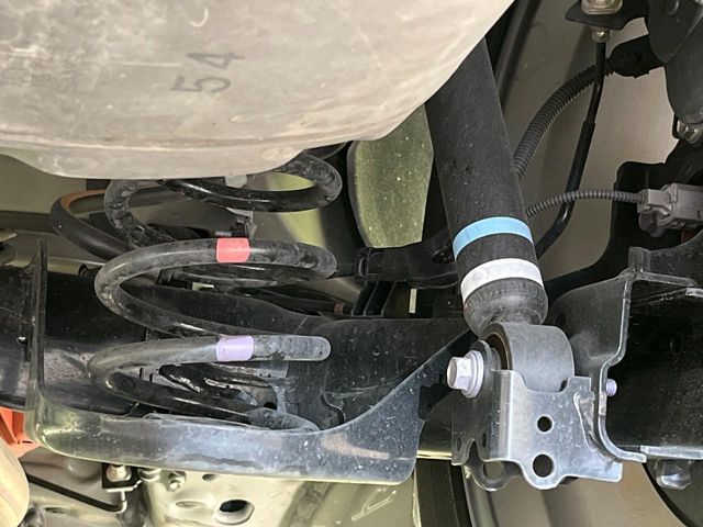 お車を安心してお乗りいただく為には、足回りの定期点検が欠かせません。サービスサポート（有償保証）では無料点検もご提供しており、安心のカーライフをお過ごしいただけるサポート体制が整っています。