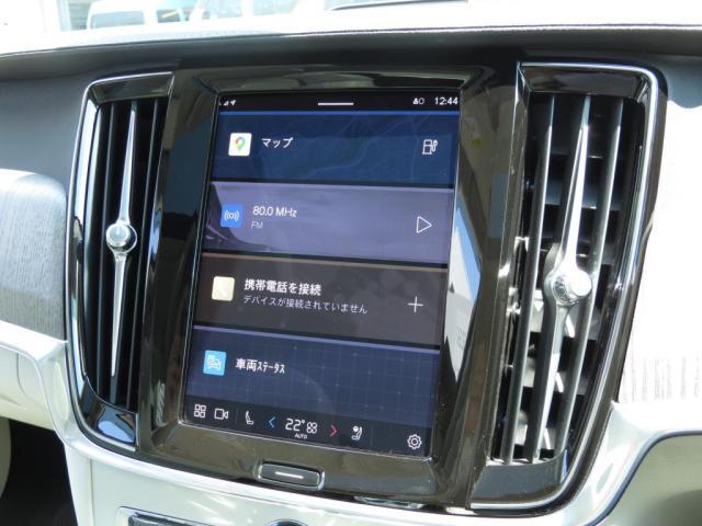ボルボのホーム画面はわかりやすく4つの画面構成でシンプルでわかりやすい表示となっております。ケーブルを繋げるとApple Car Play　android autoでの操作も可能です。