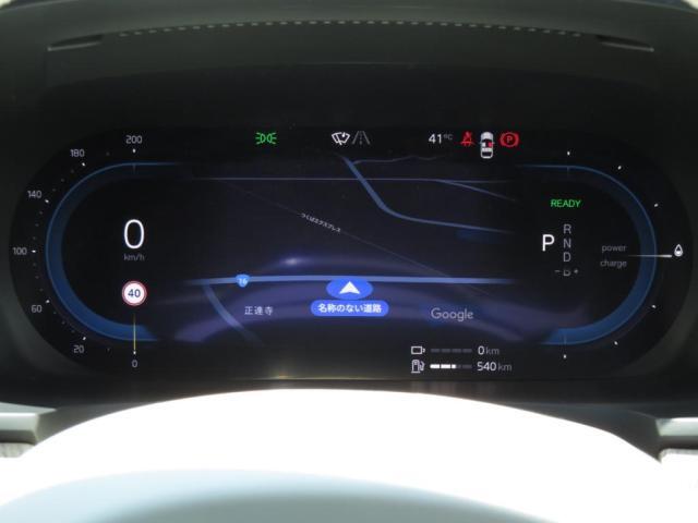 メーター中央にナビゲーションが表示されていており、運転中でも見やすい配置になっております。