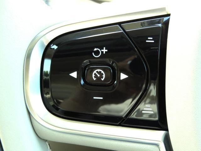 ステアリングの左側で操作ができるアダプティブクルーズコントロールは、前の車両を追従して停止発進まで可能です。ブレーキを踏むと解除になりますので解除も容易です。