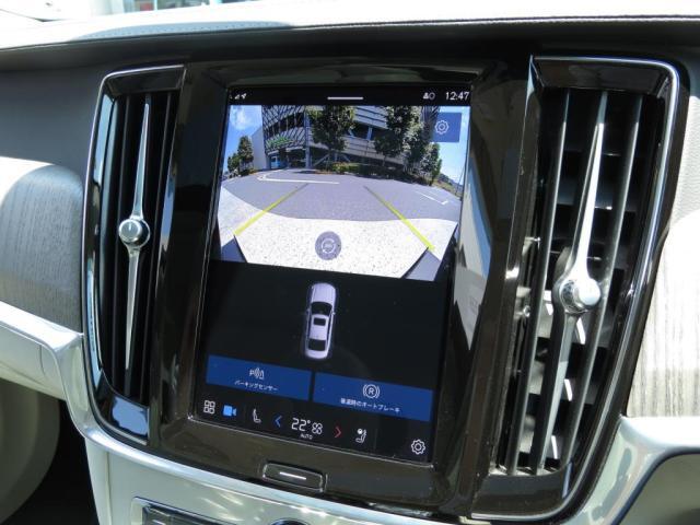フロントカメラのみの表示もでき、広角レンズにより180度の視界を確保。狭い路地や見通しの悪い交差点などで役立ちます。