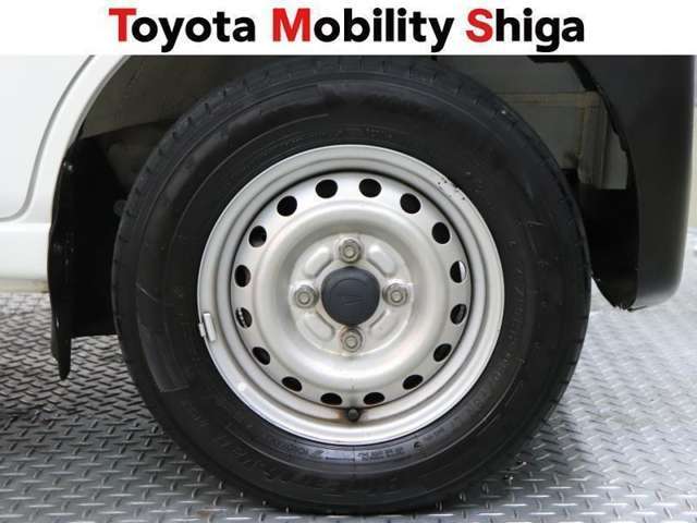 タイヤサイズは145/80R12です。