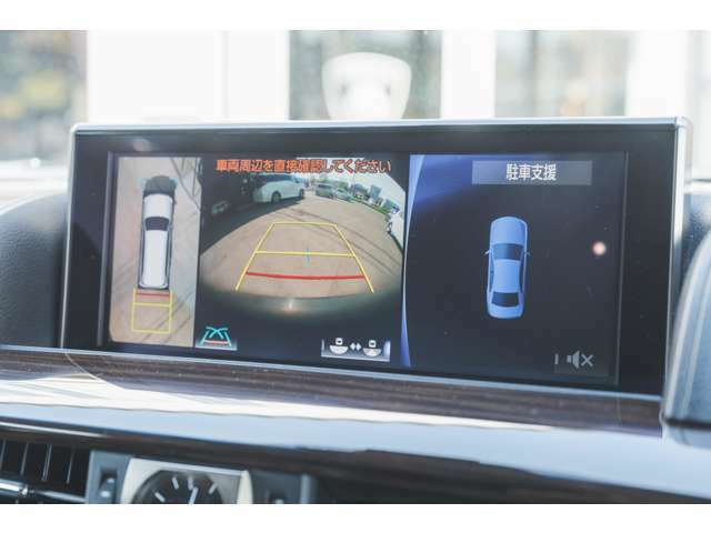 バックカメラ・パノラミックビューモニター・クリアランスソナーが装備されておりますので、大きなボディでも比較的容易に駐車が可能です。