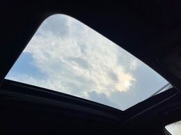 【サンルーフ】開放感たっぷりの希少装備、サンルーフが装着されています！車内に明かりを取り入れたり景色を楽しむ以外にも、車内の空気も簡単に換気できて快適です！