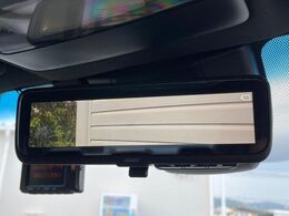 【デジタルインナーミラー】後席の大きな荷物や同乗者で後方が確認しづらい時でも安心！カメラが撮影した車両後方の映像をルームミラー内に表示。クリアな視界で状況の確認が可能です！