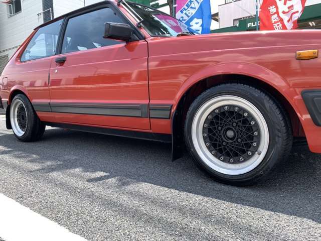 ガラスまわりやロッカーパネル、下回りなんかもサビでぐさぐさな車両よく見てきたので、このスターレットがいかに状態が良いのかがよく分かります。