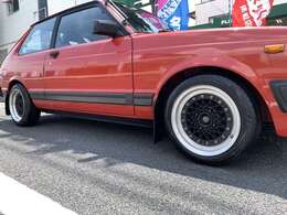 ガラスまわりやロッカーパネル、下回りなんかもサビでぐさぐさな車両よく見てきたので、このスターレットがいかに状態が良いのかがよく分かります。
