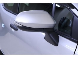 周りの車に、「ウインカー＆ハザード」を気付いてもらえる装備です。安全性とドレスアップを両立するうれしい装備です！