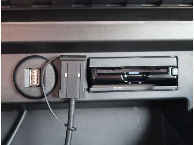 運転席インパネBOX内にはETC2.0の他、USB入力端子とHDMI入力端子が付いております。