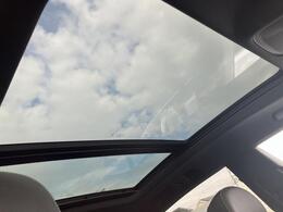 ●パノラマサンルーフ『高級車の代名詞サンルーフ。室内が開放感ある空間となりお子様にも人気の装備となっております。