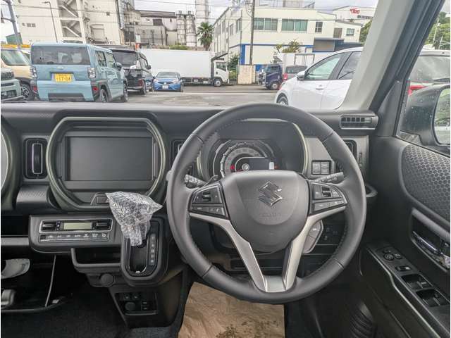 ☆ご納車前準備☆　お客様の安心安全の為にご納車前の準備にも力を入れております！ 整備士と営業が連携して確認しております。中古車は修復歴がないか・内外装の清掃・部品の確認交換をしています
